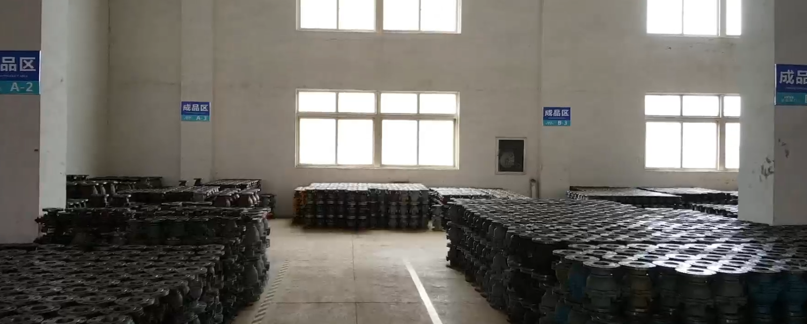 浙江呂亞閥門有限公司鑄鋼法蘭球閥現(xiàn)貨倉儲，實力廠家實拍。